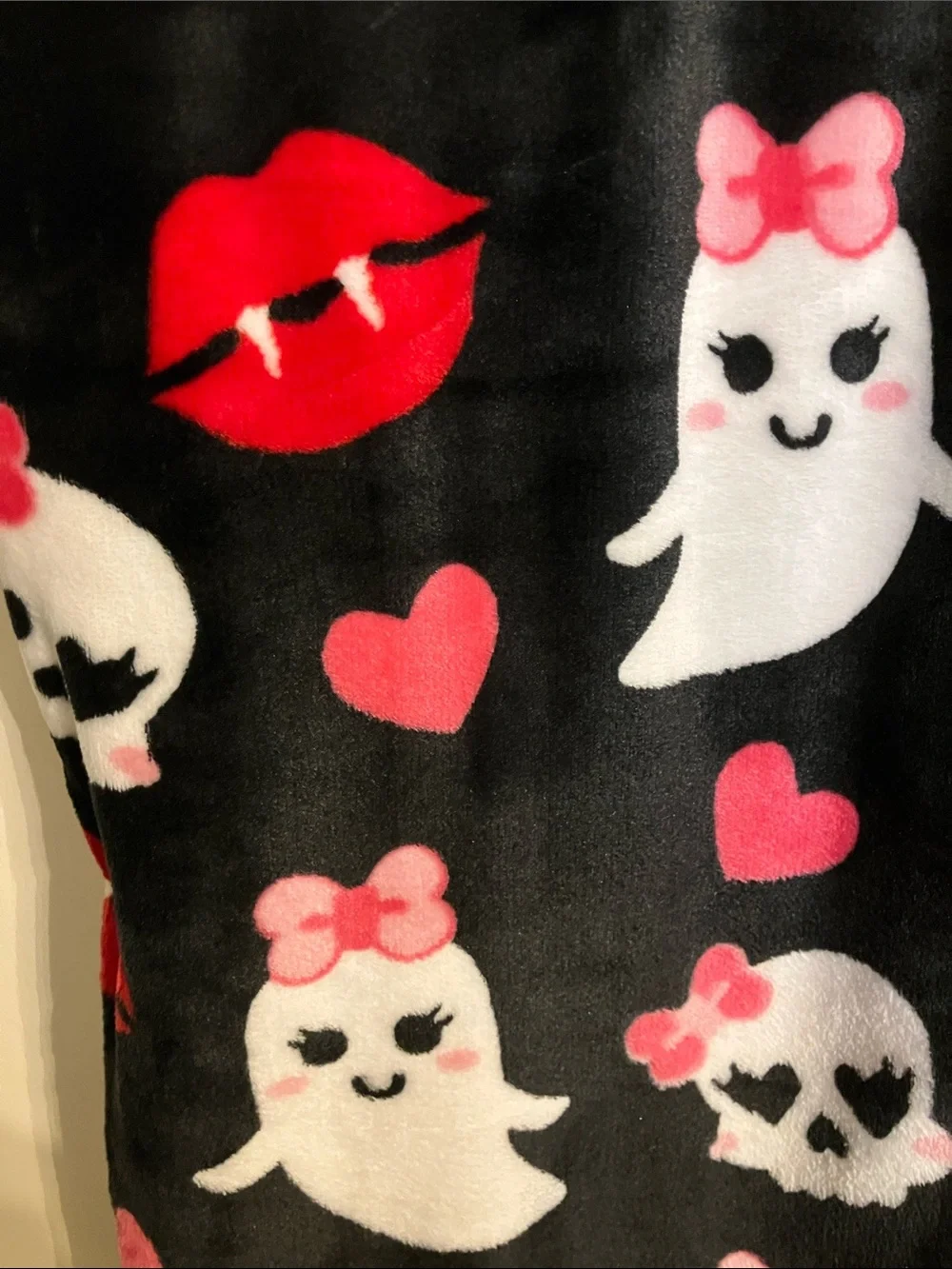 💋Betsey Johnson adorable Halloween plush throw blanket ghosts skulls lips NWT
